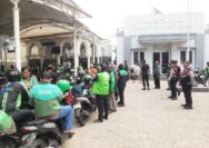 Pengurus Masjid Al Qohhar Bagikan 500 Paket Sembako untuk Pengemudi Ojol di Penjaringan