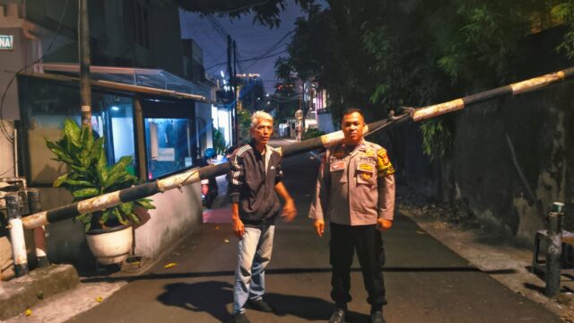 Bhabinkamtibmas Bendungan Hilir Tingkatkan Sinergi Melalui Siskamling di RT 13/04 untuk Wujudkan Kamtibmas Kondusif
